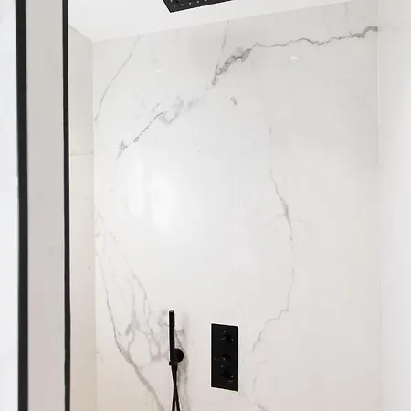 Les Legendes Yourhosthelper Apartment